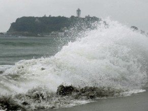 Gần 70.000 người Nhật Bản sơ tán do bão