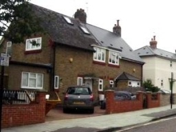 Giá nhà tại Anh giảm tháng thứ 3 liên tiếp do suy thoái