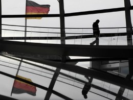 Euro giảm trước thông tin sản xuất công nghiệp Đức