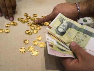 Người Iran đổ xô mua vàng khi tiền tệ mất giá