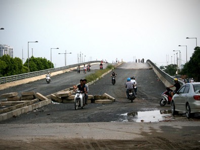 7 cầu vượt đại lộ Thăng Long dang dở do thiếu tiền