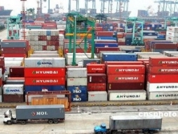 Trung Quốc thặng dư thương mại 148 tỷ USD trong 9 tháng