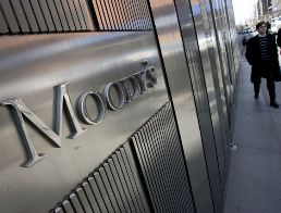 Moody's cảnh báo hạ xếp hạng tín nhiệm của Mỹ