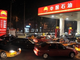 Trung Quốc giảm giá xăng lần đầu sau 4 tháng