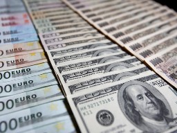 USD gần mạnh nhất 5 tuần so với euro do đồn đoán Fed giảm kích thích
