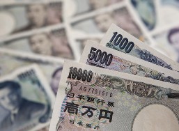 Yên tiếp tục lao dốc do đồn đoán Nhật Bản nới lỏng tiền tệ