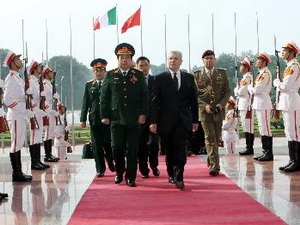 Bộ trưởng quốc phòng Italia lần đầu tiên thăm chính thức Việt Nam