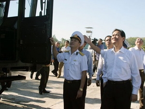 Thủ tướng thị sát tổ hợp tên lửa tại Bình Thuận