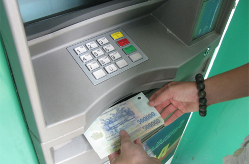 Thu phí ATM nội mạng: Ngân hàng dùng để nâng cao chất lượng hay chỉ nhằm bù lỗ?
