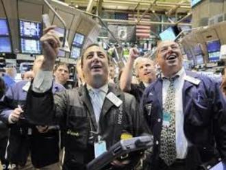 Dow Jones cao kỷ lục do kỳ vọng kích thích kinh tế