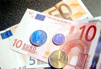 Euro giảm so với USD trước thông tin đánh thuế tiền tiết kiệm
