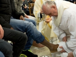 Giáo hoàng Francis I thực hiện nghi lễ rửa chân cho các phạm nhân