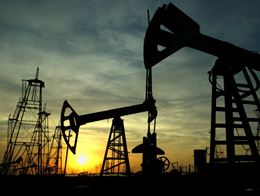 Giá dầu thô giảm gần 4% trong tháng 4