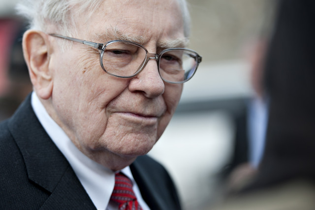 Warren Buffett: Vàng vẫn không hấp dẫn dù giá giảm