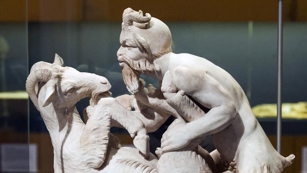 Nghệ thuật gây sốc trong những bức tượng cổ nước Ý