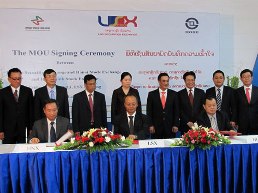 Sở giao dịch chứng khoán Lào ký biên bản ghi nhớ với HNX và HSX