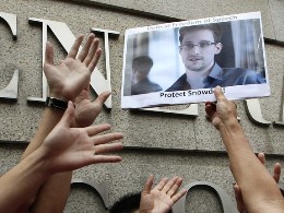 Snowden chính thức xin tị nạn ở Nga