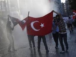 Cảnh sát Thổ Nhĩ Kỳ dùng vòi rồng giải tán biểu tình