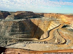 Hàng loạt mỏ vàng ngừng khai thác do giá xuống thấp