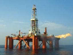 Giá dầu thô tăng do gián đoạn sản xuất tại biển Bắc