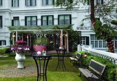 Đi dự tiệc cưới "vương giả" ở khách sạn lãng mạn nhất thế giới tại Hà Nội