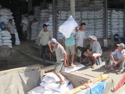 Xuất khẩu gạo trước nguy cơ lỗ nặng do Thái Lan giải phóng tồn kho