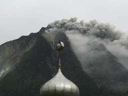 Núi lửa Indonesia phun trào dữ dội, hàng nghìn người sơ tán