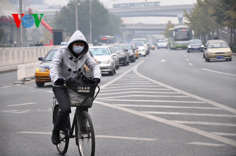 Khói bụi dày đặc bao phủ Bắc Kinh, mức độ ô nhiễm cấp 6