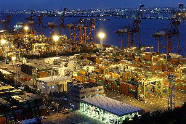 Thâm hụt thương mại của Nhật Bản trong tháng 11 tăng kỷ lục