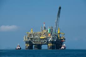 Giá dầu vượt ngưỡng 100 USD do dự trữ dầu thô giảm