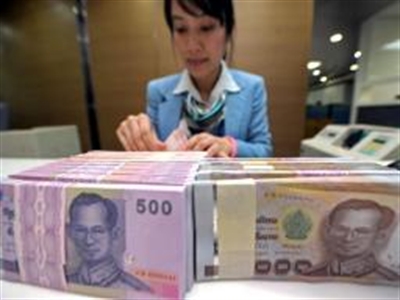 Thái Lan hạ lãi suất đương đầu với bất ổn chính trị