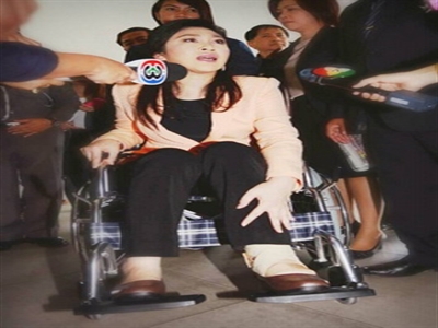 Nữ thủ tướng Thái họp nội các trên xe lăn