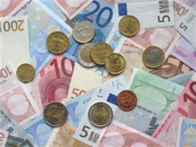 Euro giảm khi ECB phát tín hiệu nới lỏng tiền tệ vào tháng 6