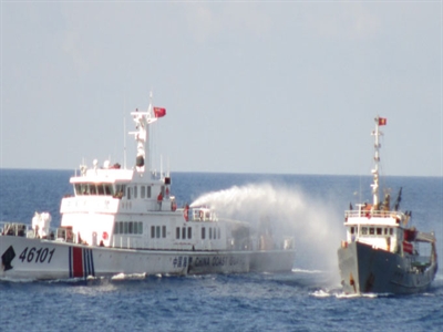 Video tàu Trung Quốc tiếp tục phun vòi rồng tấn công tàu Việt Nam
