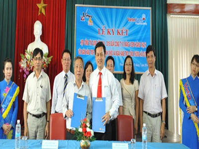 VietinBank ký hợp đồng tín dụng 800 tỷ đồng với Vicem Hoàng Thạch