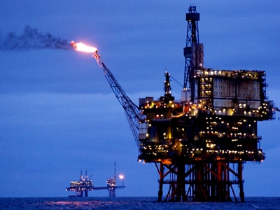 Giá dầu giảm thấp chờ diễn biến mới tại Ukraine, Trung Đông