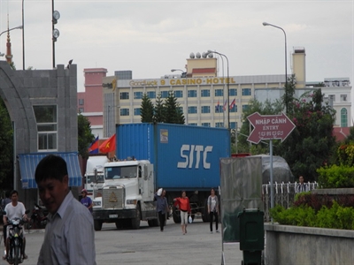 Xe container ùn ứ tại cửa khẩu Mộc Bài: 
