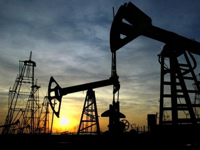 Giá dầu tiếp tục giảm do nguồn cung dồi dào