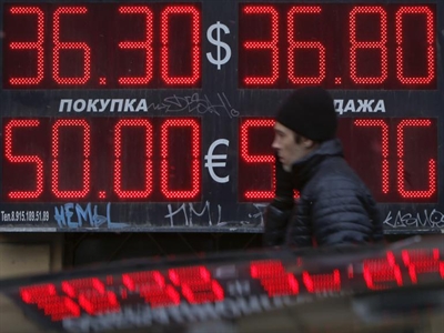 Ruble Nga xuống thấp kỷ lục sau lệnh trừng phạt của Mỹ và EU