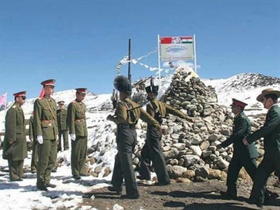 Hàng trăm binh sỹ Trung Quốc và Ấn Độ đối đầu ở Himalaya