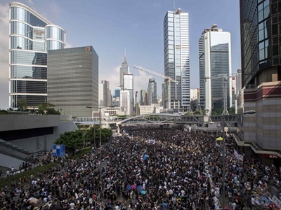 Người biểu tình bao vây Văn phòng Trưởng Đặc khu hành chính Hong Kong