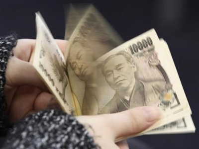 Yên tiếp tục bị bán tháo, chờ động thái từ BOJ