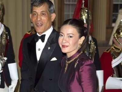 Thái tử Thái Lan tước bỏ tên hoàng tộc của vợ