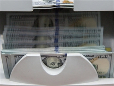 Nga: Dân ồ ạt đổi tiền, ngân hàng cạn ngoại tệ