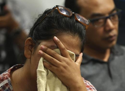 Máy bay AirAsia mất tích: Đã vớt được 6 thi thể, hoạt động tìm kiếm bị gián đoạn