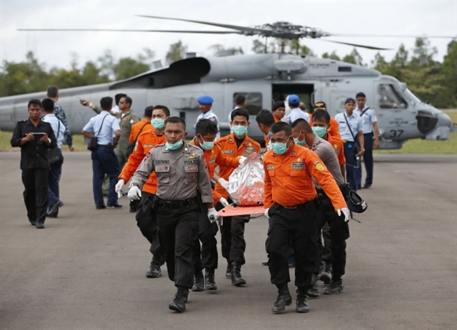 Máy bay QZ8501 “rơi thẳng đứng”