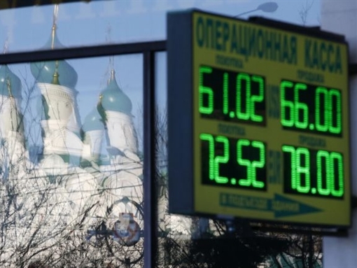 Ruble tuột dốc theo giá dầu