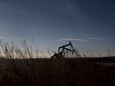 Quỹ phòng hộ tăng đặt cược giá dầu lên khi số giàn khoan tiếp tục giảm