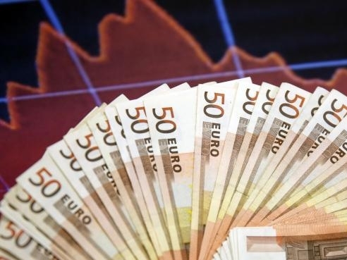 Euro xuống thấp nhất 12 năm so với USD