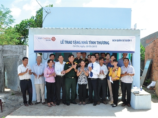 Viet Capital Bank tặng nhà tình thương tại Củ Chi